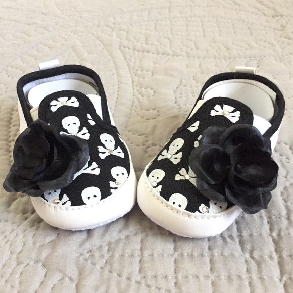 NWOT ADORABLE Infant Skull Rose Rhinestone Shoes - Picture 1 of 10